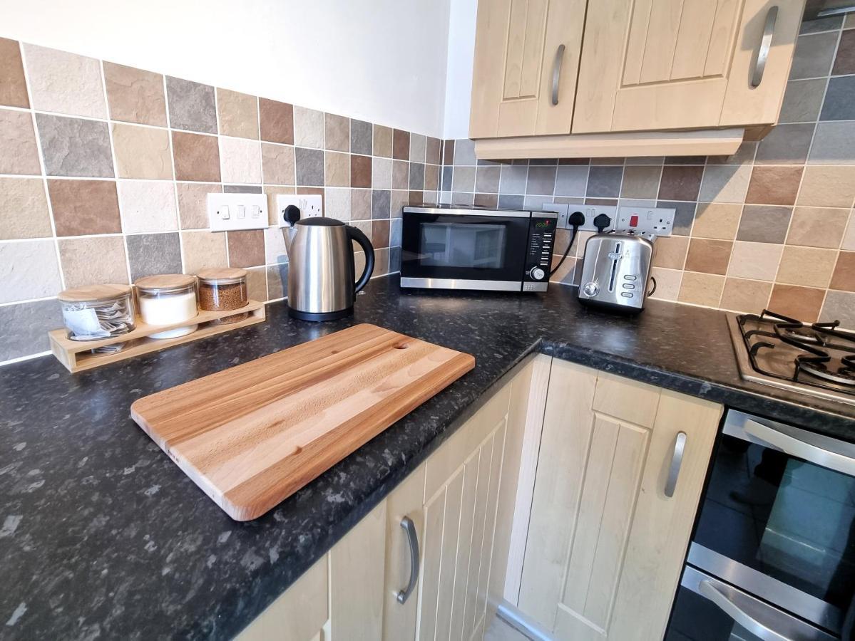 Stylish 3 Bedrooms & 2 Bathrooms House, Free Parking On Premises! CBG Buitenkant foto