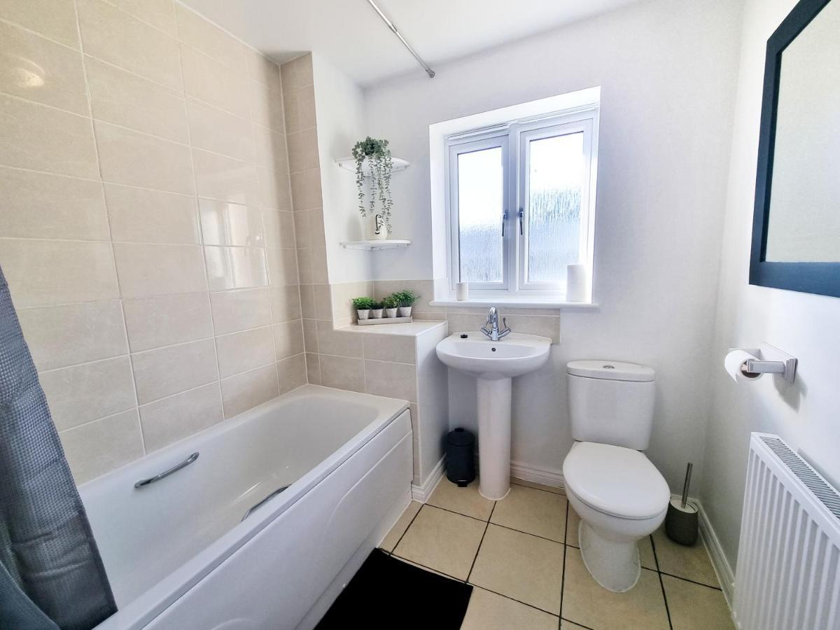 Stylish 3 Bedrooms & 2 Bathrooms House, Free Parking On Premises! CBG Buitenkant foto