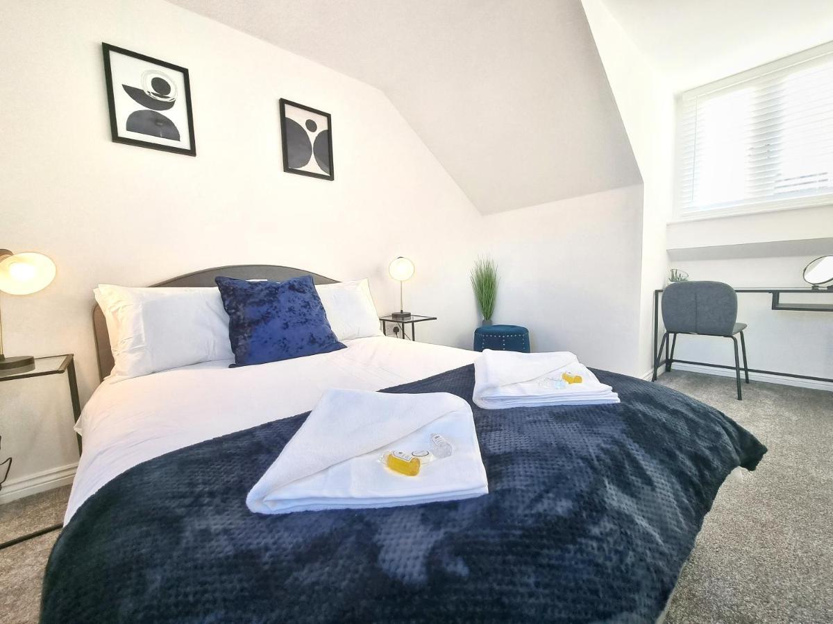 Stylish 3 Bedrooms & 2 Bathrooms House, Free Parking On Premises! CBG Buitenkant foto